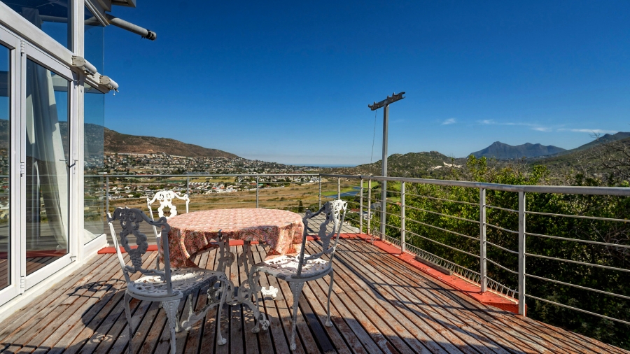 5 Bedroom Property for Sale in Clovelly Western Cape